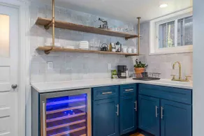 Spacious 2 bedroom private suite close to downtown - Image 2