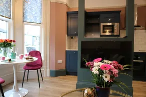 Stylish & Romantic Apt in the Heart of Southport - Image 2