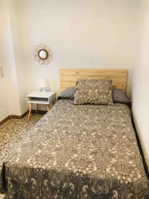 Downtown apartment with 4 bedrooms and 2 bathrooms - Image 5