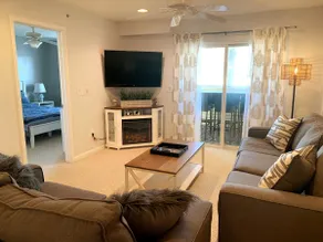 Near Beach 2BR/2BA, Sleeps 6, w/pool, parking pass - Image 4