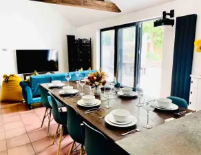 6 Bedroom Bungalow Ascot Racecourse 75” TV - Image 5