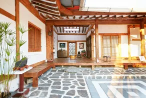 A private house that retains the 70-year-old hanok sensibility [Pilwoojae Teuan] - Image 3
