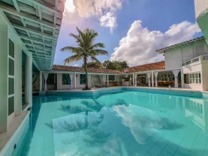 Beach house with 6 suites, on the edge of Ferradura beach - Image 2