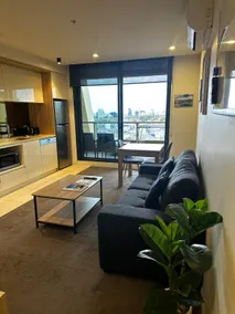 Luxury South Yarra Retreat: Pool, Gym, City Views - Image 5