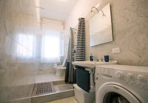 Large, bright apt with air conditioning & bikes - Image 5