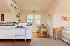 Quiet private guest home with views - Image 4