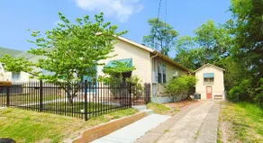 Large deck, pet friendly, fenced backyard - Image 5