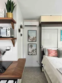 Charming Studio Prime Location Steps from Beach - Image 5