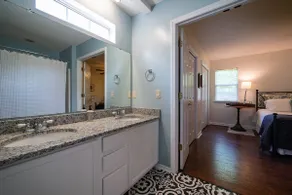 Hyacinth House - Image 4