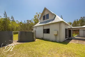 Tranquility in the bush close to lakes and beaches - Image 4