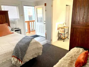 Stylish & Bright , King Bed, Downtown Oasis - Image 4