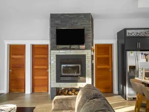 Lakefront Chalet w Hot Tub, Sauna, Pool Table - Image 3