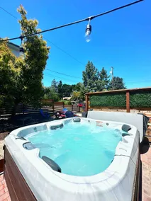Downtown | Hottub | Sleeps 6 - Image 2