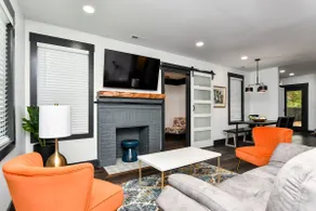 5 Minutes to Downtown + Pet Friendly + King Bed! - Image 2