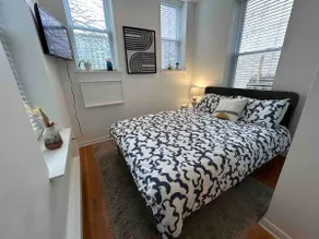 Five-star charming getaway blocks to NYC transit. - Image 3
