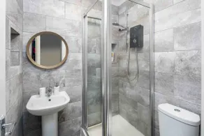 Cosy Apartment in London with Jacuzzi - Image 5