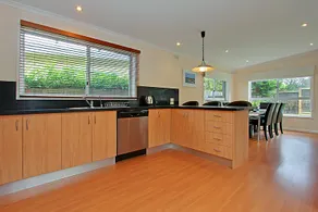 Hilltop Retreat - close to the beach, pet friendly - Image 5
