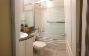 1 bedr near SkyTrain w/private entrance & bathroom - Image 5