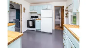 Cozy Magnolia Style 2-Bedroom Home with Loft - Image 2