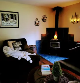Cozy Bee’n’Bee Cottage Suite & Hot Tub - Image 4