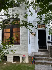 Spacious Victorian House plus Carriage House - Image 2