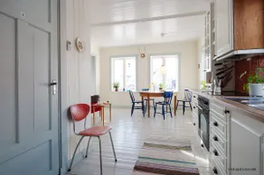 Mid-Century Seaside Retreat in Henningsvær Harbor - Image 2