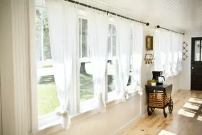1900s renovated Farmhouse with spacious yard - Image 2