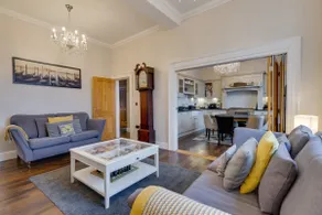 Delightful Luxurious Georgian 3 bed apartment - Image 2