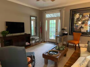 Executive Suite On Park Ave. Point .75 of a mile to downtown. - Image 2