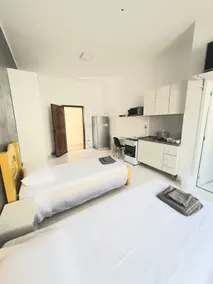 Studio 1A. Complete kitnet with garage. - Image 3
