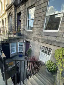 Luxury City Centre Flat w/Private Garden & Parking - Image 2