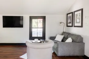 Chic, Luxurious Carriage House in Ideal Location - Image 4