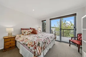 Gorgeous sunkissed apartment with quiet leafy view - Image 2