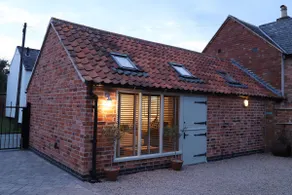 Cosy studio with off street parking - Image 2