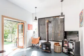 Black Plum Art Shed, Creative Hinterland Hideaway - Image 2