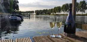 Cozy wooden Chalet on the water - Image 3