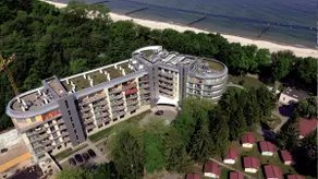 Large beachfront apartment with side view of - Image 2