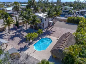 Incroyable mise à jour Waterfront 5 BR House avec Tiki géant, piscine et immense quai - Image 2