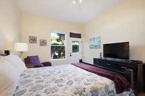 Walk to beach/restaurants, Pvt yd, Bikes, garage - Image 3