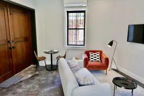 The Chic Carriage house in Shaw Sleeps 2 - Image 2