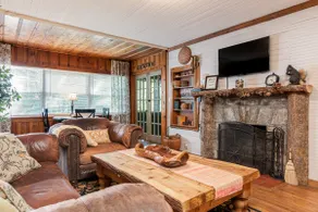 Cozy Tree House Cottage - Fireplace & Hot Tub - Image 3