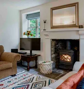 Pretty Cotswold Cottage with garden near Bibury - Image 2
