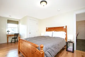 1880s balconied luxury pad, best downtown location - Image 4