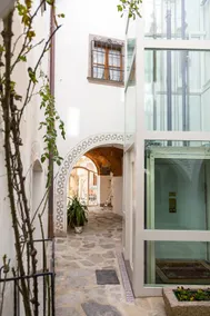 Modern, Central Apartment with Vineyard Views - Image 4