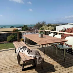 Lade Back-ocean views, close to beach, relaxing. - Image 3
