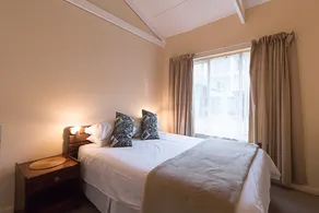 Inyathi Guest Lodge & Self Catering Chalets - Image 5