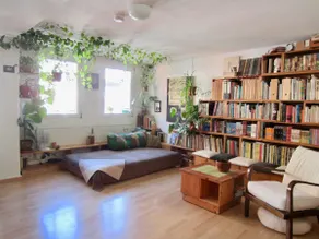 Studio-apartment in historic building (1620) - Image 2