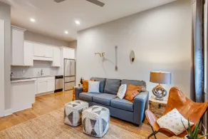 Luxury Suite 1 Mile To Broadway w/Private Parking - Image 3