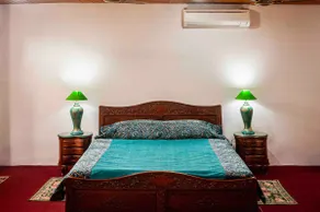 Emerald Suite | Spacious Kashmiri Retreat Near Dal - Image 4