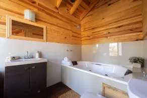 Water deer cabin #32 with Jacuzzi, ideal for couples - Image 4